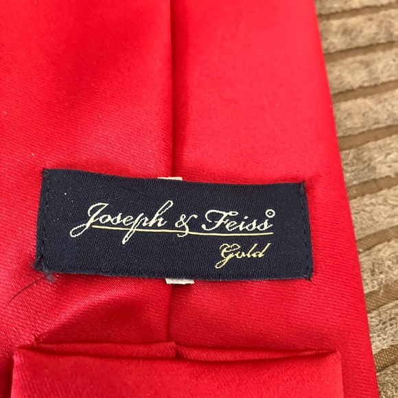 Elegant Red Men's Tie - Picture 3 of 4